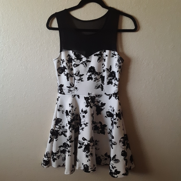 Trixxi floral patterned party dress, medium - Picture 1 of 5